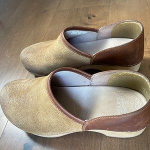 DANSKO Brenna Tan Burnished Suede Clogs W 39 9